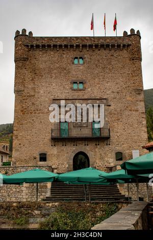 Torre del Infantado in der Stadt Potes. Stockfoto