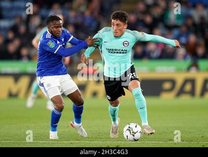 Ademola Lookman von Leicester City (links) und Haydon Roberts von Brighton und Hove Albion kämpfen während des Spiels der Carabao Cup Fourth Round im King Power Stadium, Leicester, um den Ball. Bilddatum: Mittwoch, 27. Oktober 2021. Stockfoto