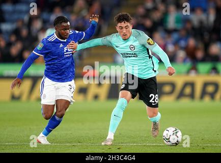 Ademola Lookman von Leicester City (links) und Haydon Roberts von Brighton und Hove Albion kämpfen während des Spiels der Carabao Cup Fourth Round im King Power Stadium, Leicester, um den Ball. Bilddatum: Mittwoch, 27. Oktober 2021. Stockfoto