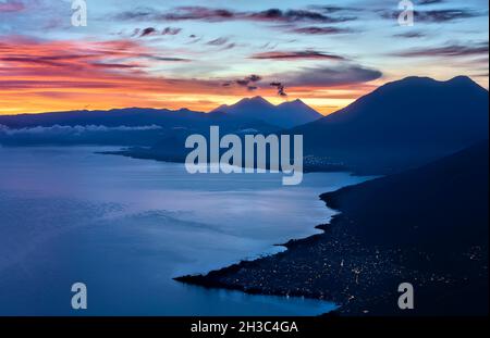 Sonnenaufgang über dem Atitlan-See mit den Vulkanen Fuego, Acatenango, Toliman und Atitlan, Lago Atitlan, Guatemala Stockfoto