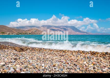 Blick auf das blaue Meer und die Halbinsel Gramvousa vom Strand in Kissamos. Kreta, Griechenland. Selektiver Fokus Stockfoto