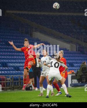 CARDIFF, WALES - 26. OKTOBER: Angharad James (8) ist beim FIFA Frauen-Weltcup-Qualifikationsspiel zwischen Wales und Estland in Cardif für Wales im Einsatz Stockfoto