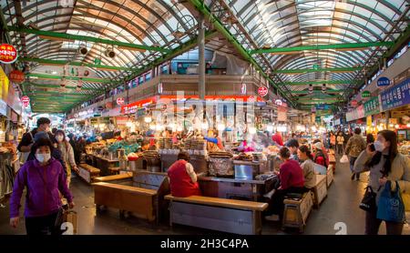 Gwangjang Markt, 25. Okt 2021 : Gwangjang Markt in Seoul, Südkorea. Der Markt wurde Anfang des 20. Jahrhunderts eröffnet und beherbergt viele Bekleidungs- und Lebensmittelstände. Touristen und Einheimische genießen traditionelle koreanische Küche wie Mayak Gimbap, Bindae-tteok oder Nokdu-jeon (Mung Bean Pancake), Tteok-Bokki (gebratener Reiskuchen) und Eomuk (Fischkuchen). Kredit: Lee Jae-won/AFLO/Alamy Live Nachrichten Stockfoto