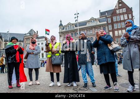 Amsterdam, Niederlande. Oktober 2021. Eine Gruppe sudanesischer Frauen sah während der Demonstration sudanesische Lieder singen, um den Sudan zu unterstützen.in den Niederlanden lebende Sudanesen versammelten sich auf dem Dam-Platz im Stadtzentrum von Amsterdam, um gegen den Militärputsch im Sudan zu protestieren. Am Montag löste der Putschführer Gen Abdel Fattah Burhan die zivile Herrschaft auf, verhaftete politische Führer und rief den Ausnahmezustand aus. Eine große Zahl von Demonstranten fordert auf den Straßen der Hauptstadt die Rückkehr der zivilen Herrschaft. Kredit: SOPA Images Limited/Alamy Live Nachrichten Stockfoto