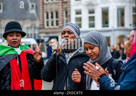 Amsterdam, Niederlande. Oktober 2021. Eine sudanesische Frau sah, wie sie während der Demonstration Reden hielt, um den Sudan zu unterstützen. In den Niederlanden lebende Sudanesen versammelten sich auf dem Dam-Platz im Stadtzentrum von Amsterdam, um gegen den Militärputsch im Sudan zu protestieren. Am Montag löste der Putschführer Gen Abdel Fattah Burhan die zivile Herrschaft auf, verhaftete politische Führer und rief den Ausnahmezustand aus. Eine große Zahl von Demonstranten fordert auf den Straßen der Hauptstadt die Rückkehr der zivilen Herrschaft. Kredit: SOPA Images Limited/Alamy Live Nachrichten Stockfoto