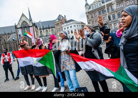 Amsterdam, Niederlande. Oktober 2021. Eine Gruppe sudanesischer Frauen wird während der Demonstration sudanesische Lieder singen sehen, um den Sudan zu unterstützen.in den Niederlanden lebende Sudanesen versammelten sich auf dem Dam-Platz im Stadtzentrum von Amsterdam, um gegen den Militärputsch im Sudan zu protestieren. Am Montag löste der Putschführer Gen Abdel Fattah Burhan die zivile Herrschaft auf, verhaftete politische Führer und rief den Ausnahmezustand aus. Eine große Zahl von Demonstranten fordert auf den Straßen der Hauptstadt die Rückkehr der zivilen Herrschaft. Kredit: SOPA Images Limited/Alamy Live Nachrichten Stockfoto