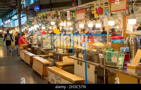 Gwangjang Markt, 25. Okt 2021 : Gwangjang Markt in Seoul, Südkorea. Der Markt wurde Anfang des 20. Jahrhunderts eröffnet und beherbergt viele Bekleidungs- und Lebensmittelstände. Touristen und Einheimische genießen traditionelle koreanische Küche wie Mayak Gimbap, Bindae-tteok oder Nokdu-jeon (Mung Bean Pancake), Tteok-Bokki (gebratener Reiskuchen) und Eomuk (Fischkuchen). Kredit: Lee Jae-won/AFLO/Alamy Live Nachrichten Stockfoto