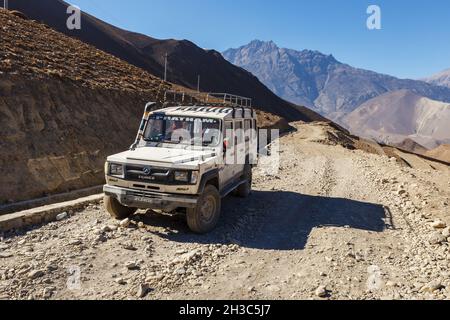 Jharkot, Mustang District, Nepal - 19. November 2016: Ein kaputtes Auto steht auf einer Schotterstraße. Jeep Schotterstraße von Jomsom nach Muktinath im Himalaya Stockfoto