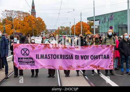 Elokapina oder Aussterben Rebellion Finnland Klimawandel Protest blockiert den Verkehr auf Mannerheimintie in Helsinki, Finnland Stockfoto