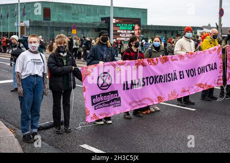 Elokapina oder Aussterben Rebellion Finnlands Klimademonstranten halten ein Banner und blockieren den Mannerheimintie-Verkehr in Helsinki, Finnland Stockfoto
