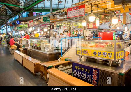 Gwangjang Markt, 25. Okt 2021 : Gwangjang Markt in Seoul, Südkorea. Der Markt wurde Anfang des 20. Jahrhunderts eröffnet und beherbergt viele Bekleidungs- und Lebensmittelstände. Touristen und Einheimische genießen traditionelle koreanische Küche wie Mayak Gimbap, Bindae-tteok oder Nokdu-jeon (Mung Bean Pancake), Tteok-Bokki (gebratener Reiskuchen) und Eomuk (Fischkuchen). Kredit: Lee Jae-won/AFLO/Alamy Live Nachrichten Stockfoto