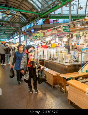 Gwangjang Markt, 25. Okt 2021 : Gwangjang Markt in Seoul, Südkorea. Der Markt wurde Anfang des 20. Jahrhunderts eröffnet und beherbergt viele Bekleidungs- und Lebensmittelstände. Touristen und Einheimische genießen traditionelle koreanische Küche wie Mayak Gimbap, Bindae-tteok oder Nokdu-jeon (Mung Bean Pancake), Tteok-Bokki (gebratener Reiskuchen) und Eomuk (Fischkuchen). Kredit: Lee Jae-won/AFLO/Alamy Live Nachrichten Stockfoto