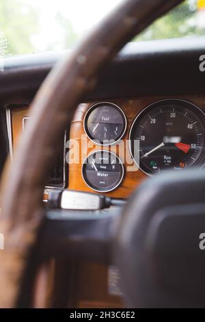 Vertikale Aufnahme des Innenraums eines Autos Stockfoto