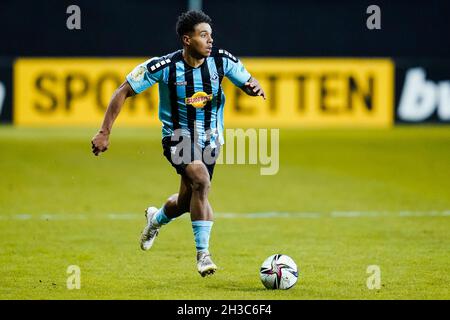 Mannheim, Deutschland. Oktober 2021. Fußball: DFB-Pokal, SV Waldhof Mannheim - 1. FC Union Berlin, 2. Runde, Carl-Benz Stadion. Mannheims Niklas Sommer spielt den Ball. Quelle: Uwe Anspach/dpa - WICHTIGER HINWEIS: Gemäß den Bestimmungen der DFL Deutsche Fußball Liga und/oder des DFB Deutscher Fußball-Bund ist es untersagt, im Stadion und/oder vom Spiel aufgenommene Fotos in Form von Sequenzbildern und/oder videoähnlichen Fotoserien zu verwenden oder zu verwenden./dpa/Alamy Live News Stockfoto