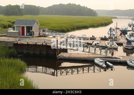 Hat Geschäfte in Newbury und Salisbury, Massachusetts. Mittelgroße Marina am Ufer des Parker River. Schöne Aussicht auf Sümpfe und umliegende Konservatio Stockfoto