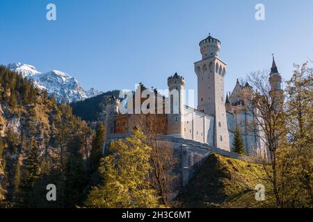 Blick auf das Schloss Neuschwanstein, das von König Ludwig II. Von Bayern in Auftrag gegeben wurde, ist eines der meistbesuchten Schlösser Europas, das sich in der Gemeinde befindet Stockfoto