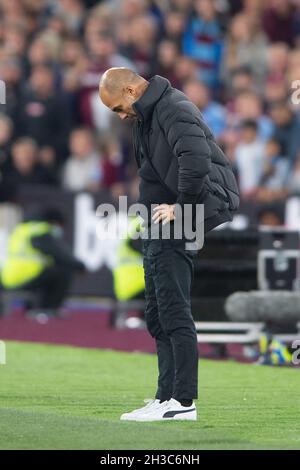 London, Großbritannien. Oktober 2021. Josep Guardiola-Manager von Manchester City sieht am 27. Oktober 2021 im Londoner Stadion, Queen Elizabeth Olympic Park, London, England, bei der EFL Carabao Cup Runde 16 zwischen West Ham United und Manchester City niedergeschlagen aus. Foto von Salvio Calabrese. Nur zur redaktionellen Verwendung, Lizenz für kommerzielle Nutzung erforderlich. Keine Verwendung bei Wetten, Spielen oder Veröffentlichungen einzelner Clubs/Vereine/Spieler. Kredit: UK Sports Pics Ltd/Alamy Live Nachrichten Stockfoto