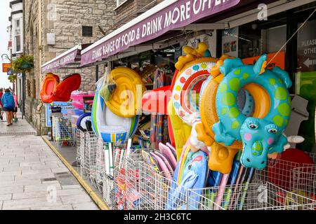 Weymouth, England - Juli 2021: Strandspielzeug zum Verkauf vor einem Geschäft in der Nähe der Strandpromenade und des Strandes der Stadt Stockfoto