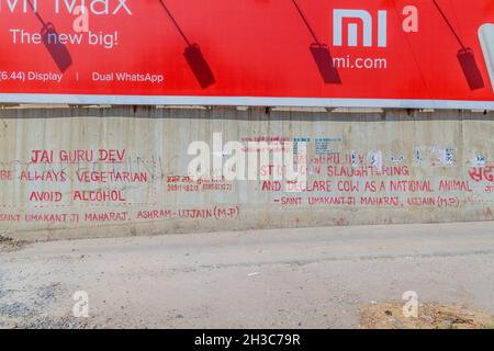 DELHI, INDIEN - 22. OKTOBER 2016: Wandinschriften im Zentrum von Delhi, Indien Stockfoto