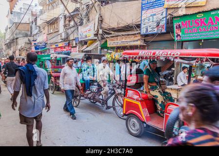 DELHI, INDIEN - 22. OKTOBER 2016: Straßenverkehr im Zentrum von Delhi, Indien Stockfoto
