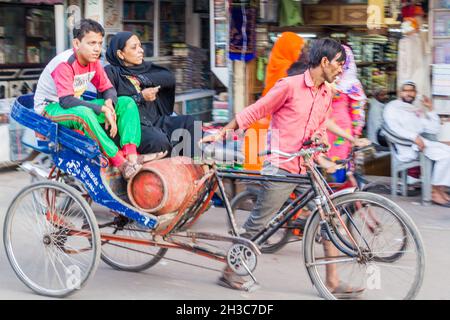 DELHI, INDIEN - 22. OKTOBER 2016: Cyclo risckshaw im Zentrum von Delhi, Indien Stockfoto
