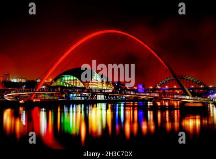 Nachtlichter leuchten über dem Fluss Tyne in Newcastle. Stockfoto