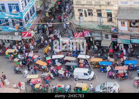 DELHI, INDIEN - 22. OKTOBER 2016: Straßenverkehr im Zentrum von Delhi, Indien Stockfoto
