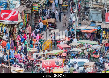 DELHI, INDIEN - 22. OKTOBER 2016: Straßenverkehr im Zentrum von Delhi, Indien Stockfoto