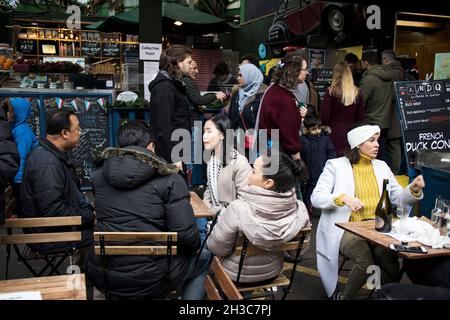 London, Großbritannien - 20. November 2020, essen die Menschen in einem Straßencafé in der Nähe des Borough Marktes Stockfoto