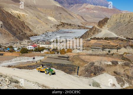 Kagbeni, Mustang District, Nepal - 19. November 2016: Der Traktor fährt entlang der Straße in den Bergen. Schotterstraße von Jomsom nach Muktinath in Stockfoto