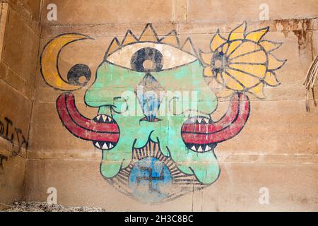 VARANASI, INDIEN - 25. OKTOBER 2016: Wandgemälde an den Ghats-Stufen am Flussufer in Varanasi, Indien Stockfoto