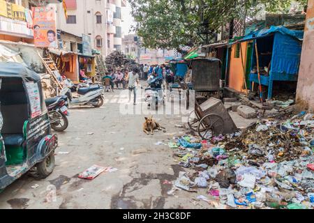 VARANASI, INDIEN - 25. OKTOBER 2016: Schmutzige Gasse im Zentrum von Varanasi, Indien Stockfoto