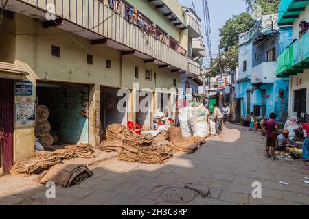 VARANASI, INDIEN - 25. OKTOBER 2016: Blick auf die schmale Gasse in Varanasi Indien Stockfoto