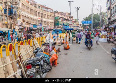 VARANASI, INDIEN - 25. OKTOBER 2016 Straßenverkehr in Varanasi Indien Stockfoto