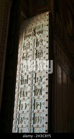 PALERMO, ITALIEN - 22. Jul 2021: Die vertikale Aufnahme der Tür in der Kathedrale von Monreale, Palermo, Sizilien. Stockfoto