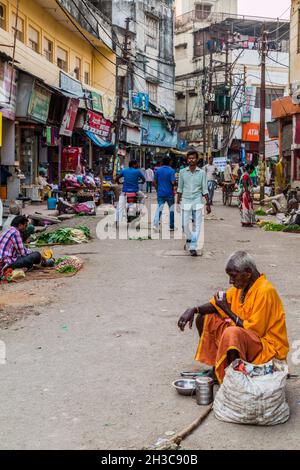 VARANASI, INDIEN - 25. OKTOBER 2016: Blick auf eine Straße in Varanasi Indien Stockfoto