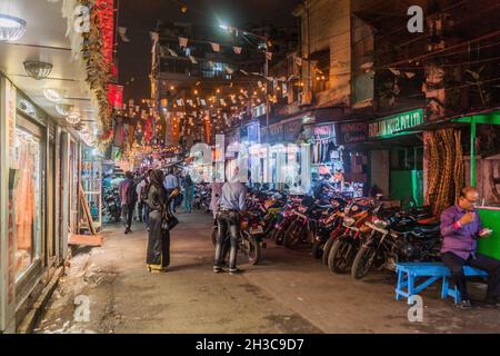 KALKUTTA, INDIEN - 28. OKTOBER 2016: Blick auf eine Straße im Zentrum von Kalkutta, Indien Stockfoto