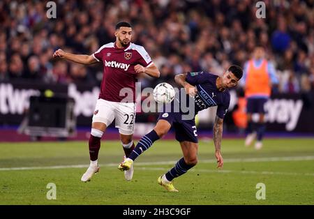 West Ham United sagte, Benrahma (links) und Joao Cancelo von Manchester City kämpfen während des Spiels der vierten Runde des Carabao Cup im Londoner Stadion um den Ball. Bilddatum: Mittwoch, 27. Oktober 2021. Stockfoto