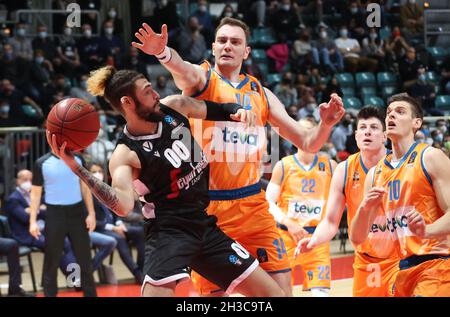 Isaia Cordinier (Segafredo Virtus Bologna) (L) wurde von Philipp Herkenhoff (Ratiopharm Ulm) während des Eurocup-Turniermatches Segafredo Virtus Bologna gegen den anderen vereitelt. Ratiopharm Ulm im Sportpalast Paladozza - Bologna, 27. Oktober 2021 Stockfoto