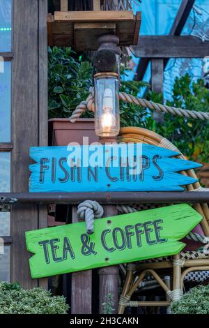 Shabby Chic hölzerne Schilder handbemalten Beschilderung in einem Cafe am Meer Werbung für Tee und Kaffee und Fisch und Chips. Holz handgemachte Snack-Bar Schilder Strand. Stockfoto