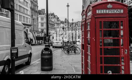 Aufnahme von selektiven roten Telefonzellen in einer Graustufenkomposition von Kingston upon Thames Stockfoto