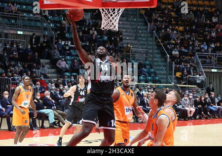 Mouhammadou Jaiteh (Segafredo Virtus Bologna) während des Eurocup-Turniermatches Segafredo Virtus Bologna gegen. Ratiopharm Ulm im Sportpalast Paladozza - Bologna, 27. Oktober 2021 Stockfoto