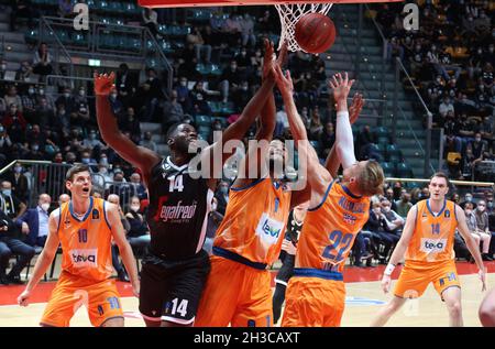 Mouhammadou Jaiteh (Segafredo Virtus Bologna) während des Eurocup-Turniermatches Segafredo Virtus Bologna gegen. Ratiopharm Ulm im Sportpalast Paladozza - Bologna, 27. Oktober 2021 Stockfoto