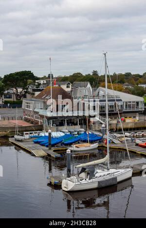 royal lymington Yacht Club am Rande der lymington Marina im neuen Wald hampshire uk, lymington Yacht Club, lymington Segeln Club, Yachting Club Stockfoto