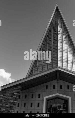 NEW PLYMOUTH, NEUSEELAND - 08. Mai 2019: Eine vertikale Graustufenaufnahme eines scharfen Kirchendachs in New Plymouth, Neuseeland Stockfoto