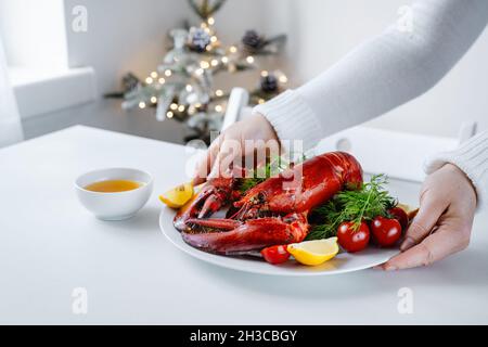 Lecker zubereiteter roter Hummer auf weißem Hintergrund Stockfoto