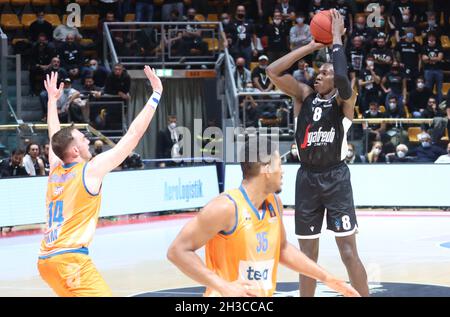 Bologna, Italien. Oktober 2021. Kevin Hervey (Segafredo Virtus Bologna)während des Eurocup-Turniermatches Segafredo Virtus Bologna vs. Ratiopharm Ulm at the Paladozza Sports Palace - Bologna, 27. Oktober 2021 Quelle: Independent Photo Agency/Alamy Live News Stockfoto