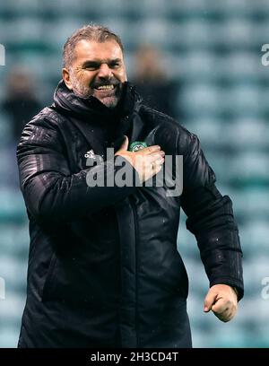 Celtic-Managerin Ange Postecoglou begrüßt die Fans nach dem letzten Pfiff während des Cinch Premiership-Spiels in der Easter Road, Edinburgh. Bilddatum: Mittwoch, 27. Oktober 2021. Stockfoto