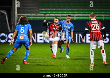 Amine GOUIRI aus Nizza und William SALIBA aus Marseille während des Fußballspiels der französischen Meisterschaft Ligue 1 zwischen dem OGC Nice und Olympique de Marseille am 27. Oktober 2021 im Stade de l'Aube in Troyes, Frankreich - Foto: Matthieu Mirville/DPPI/LiveMedia Stockfoto