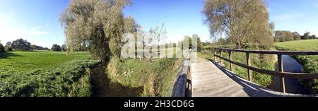 Fussgängerbrücke aus Holz über die Wipperau, Oetzen, Niedersachsen, Deutschland Stockfoto